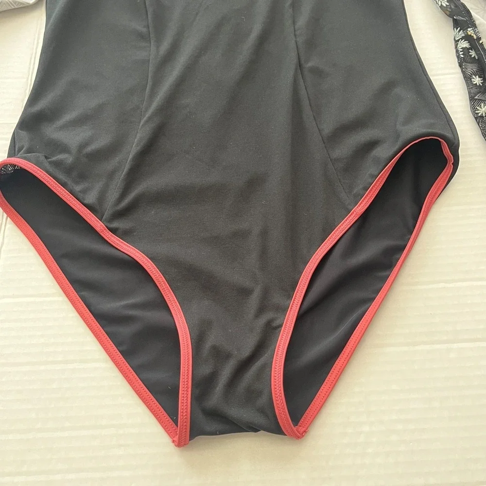 Roxy Pop Surf UV Geometric Bodysuit One Piece M Swim Surf Rashguard Embroidered